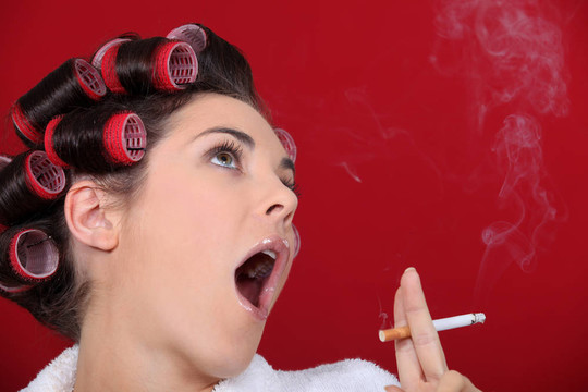 女人穿發(fā)卷抽煙
