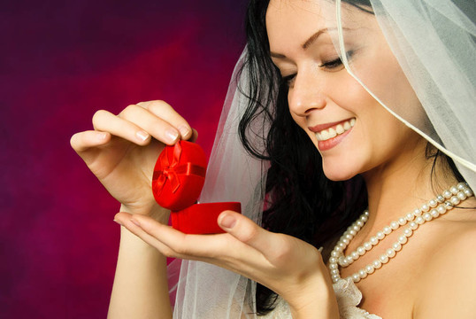 黑發(fā)的新娘在結(jié)婚戒指