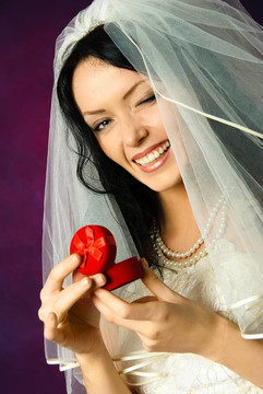 美麗的新娘抱著結(jié)婚戒指