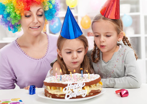 生日女孩吹滅蛋糕上的蠟燭
