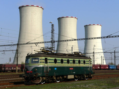 冷卻塔和機(jī)車