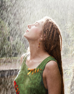 雨中的女人