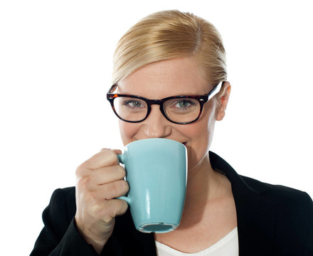 有吸引力的企业女性喝咖啡