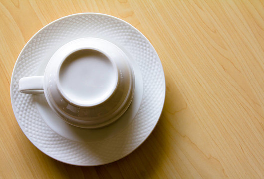 桌上白咖啡杯