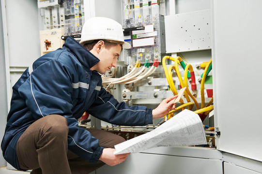 電工檢查電纜電源線