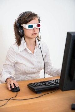 在辦公室工作的3D眼鏡的商業(yè)人士