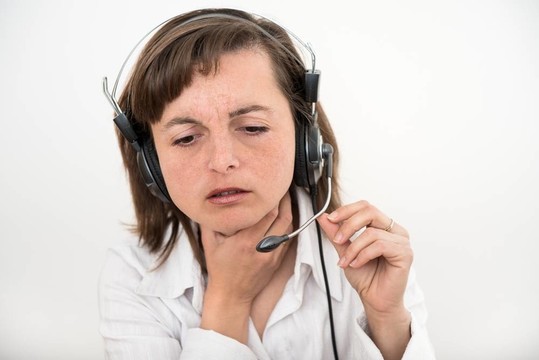 生意不好的女人喉嚨痛
