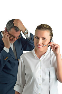 美麗的女商人與耳機和一個businessm