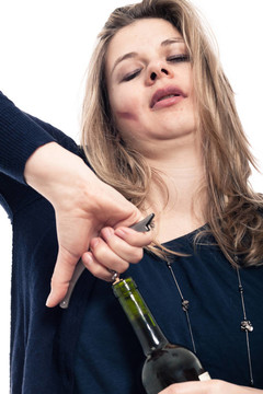 醉酒女子開瓶酒
