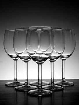 空的酒杯