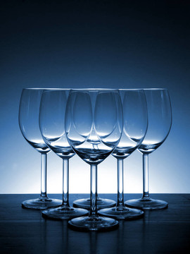 空的酒杯