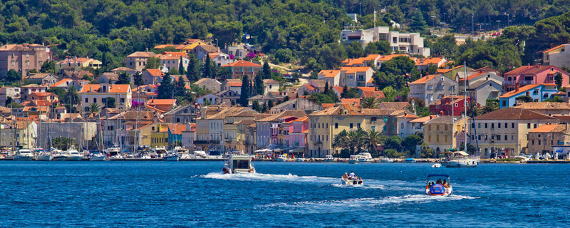 Mali Losinj；克羅地亞；05.07.2011。-亞得里亞海沿岸的城市Mal