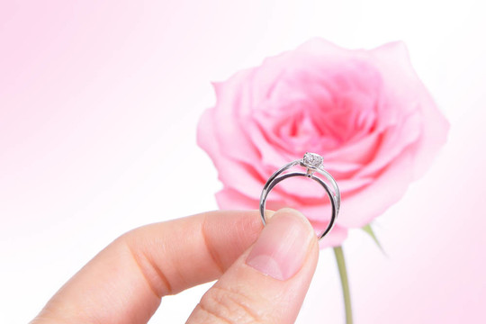 手持浪漫鉆戒結婚戒指
