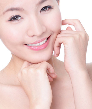 女人微笑和手觸摸她的臉