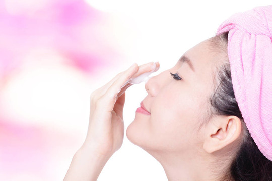 年輕女孩手上干凈的泡沫