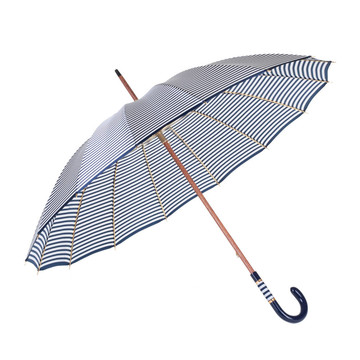 白色背景上的雨傘。分離。
