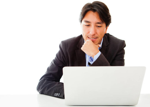 在筆記本電腦上工作的商人