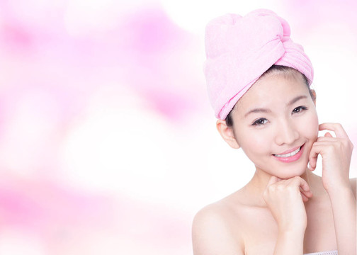 女子微笑后臉浴