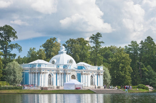 俄羅斯.圣彼德堡。Tsarskoe Selo（Pushkin）。凱瑟琳在大塘海岸公園亭石窟。