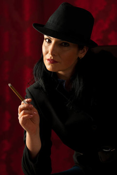微笑復(fù)古女人在夜間