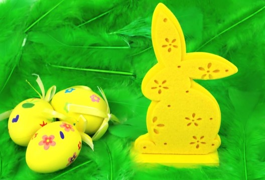 復活節(jié)彩蛋和綠色羽毛上的兔子