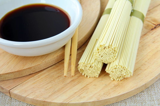 日式雞蛋面和醬油