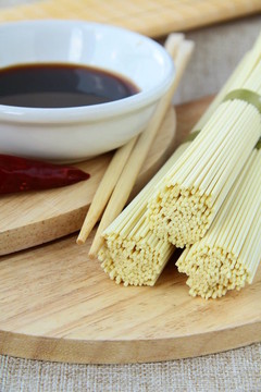 日式雞蛋面和醬油