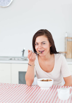 年輕婦女吃麥片