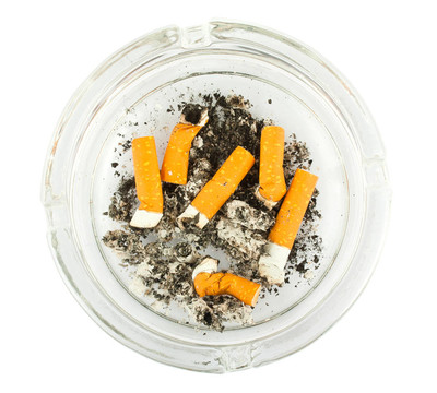 掐滅了煙頭的煙灰缸和