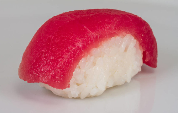 一個(gè)金槍魚(yú)壽司特寫(xiě)