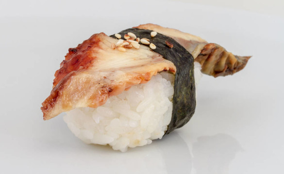 鰻魚壽司。白色隔離。