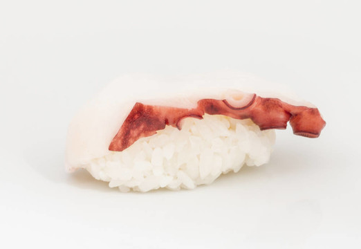 日本壽司與肉章魚在白色背景