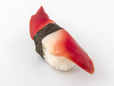 Hokkigai Mollusc sushi在白色背景