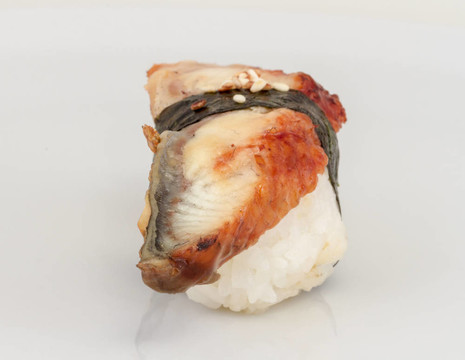 鰻魚(yú)壽司。白色隔離。