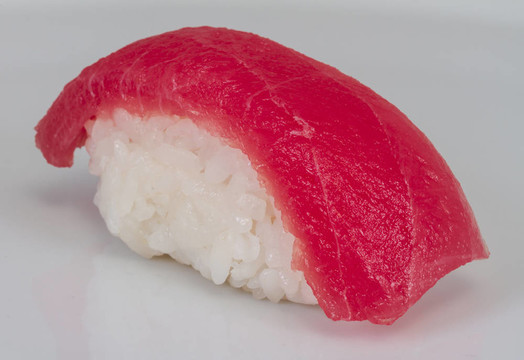 一個(gè)金槍魚(yú)壽司特寫(xiě)