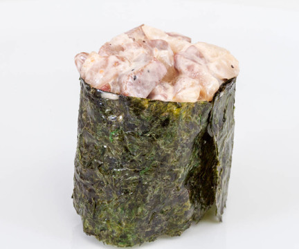 香料醬熏鰻魚壽司切片；飛魚，孤立在白色背景的雞和魚子醬