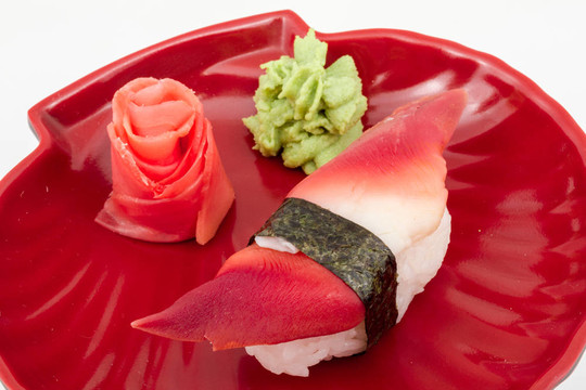 Hokkigai Mollusc sushi在白色背景