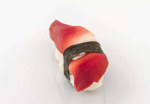 Hokkigai Mollusc sushi在白色背景