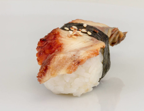 鰻魚壽司。白色隔離。