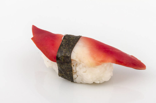 Hokkigai Mollusc sushi在白色背景