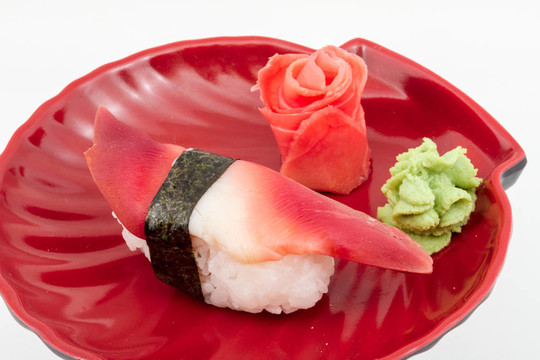Hokkigai Mollusc sushi在白色背景
