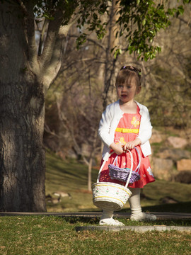 幼兒在復(fù)活節(jié)彩蛋狩獵