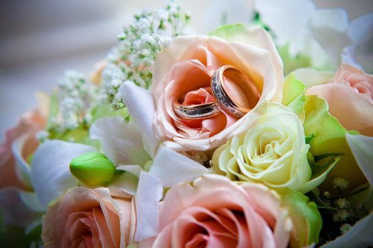 結(jié)婚花束上的結(jié)婚戒指。