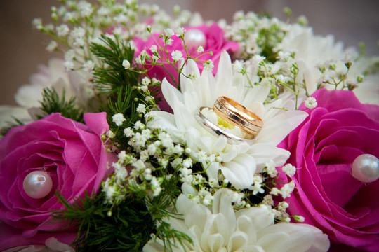 花束上的結(jié)婚戒指。