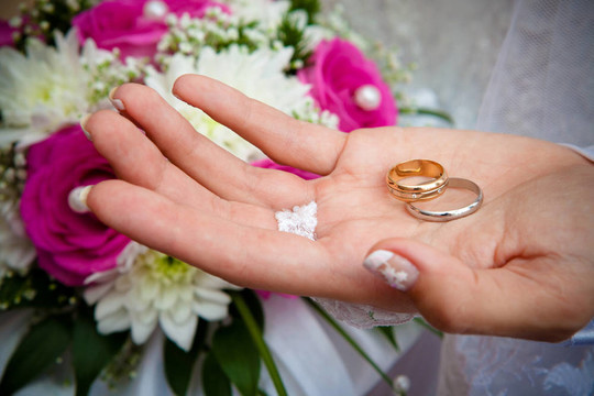 結(jié)婚戒指和鮮花。