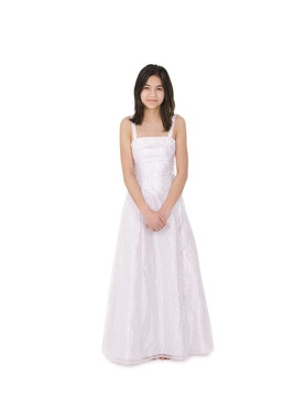 穿著白色禮服的年輕少女