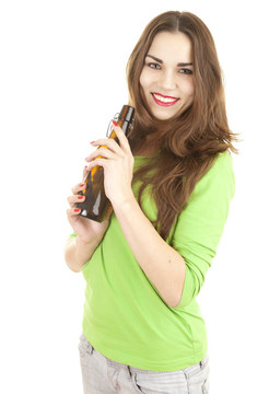 年輕女子保持棕色啤酒瓶；白色背景