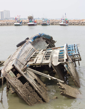 漁船被打破，被遺棄在海上
