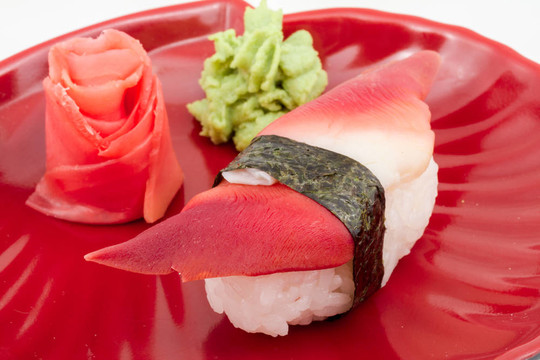 Hokkigai Mollusc sushi在白色背景