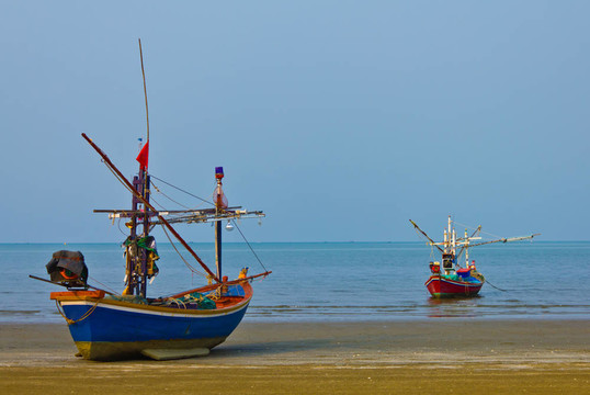 海上兩條漁船